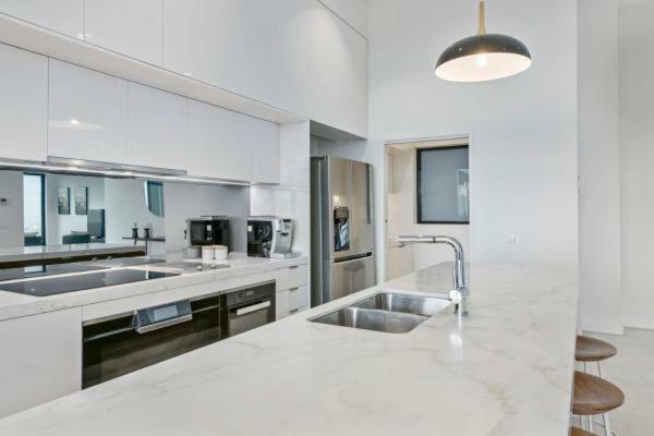 Experience Platinum Hotel Apartments เมลเบิร์น ภายนอก รูปภาพ